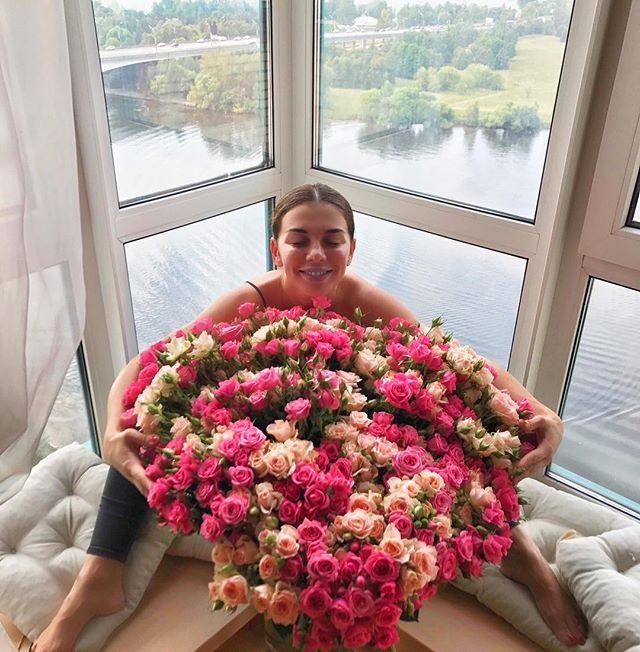 Неужели свадьба? Анна Седокова позирует в наряде невесты